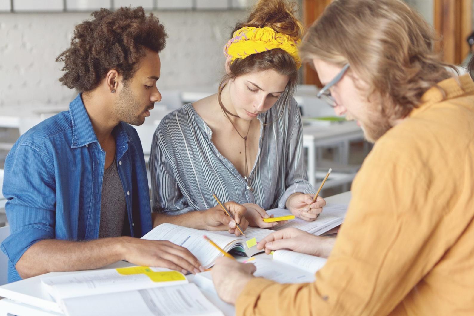 Estudiantes trabajando con análisis financiero